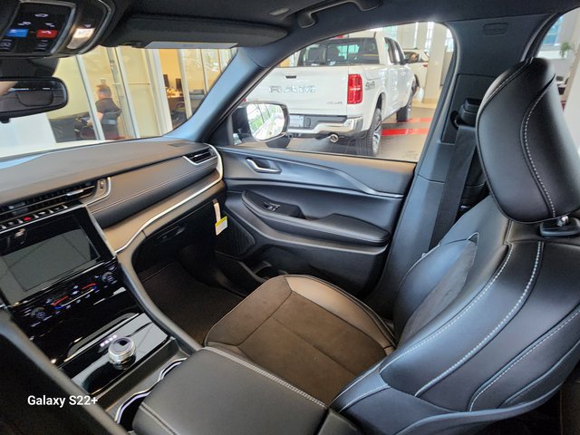 New 2024 Jeep Grand Cherokee L Altitude AWD/4WD image 17