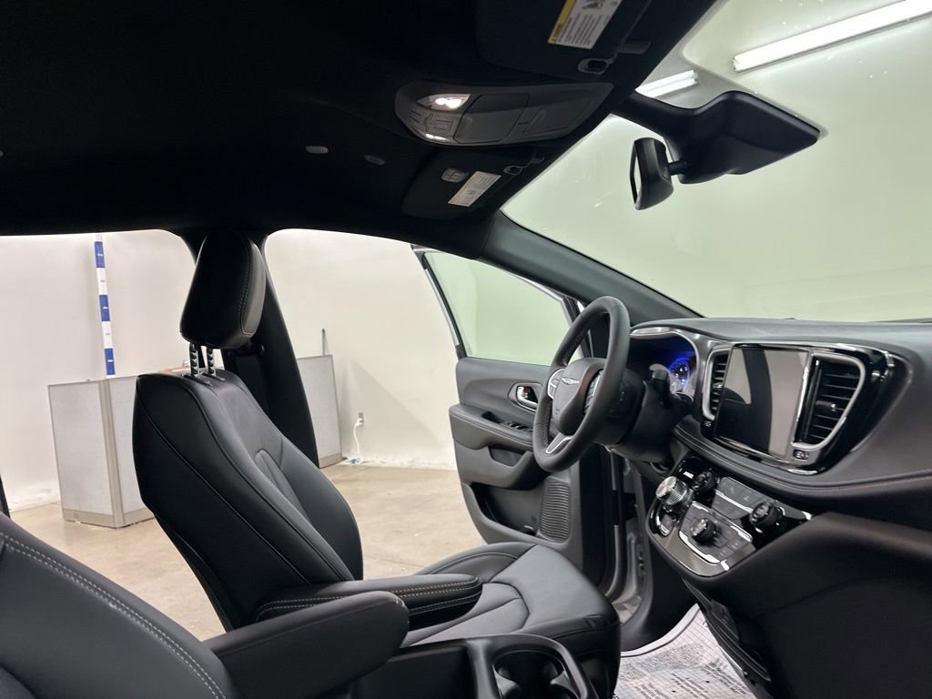 New 2026 Chrysler Pacifica Select image 18