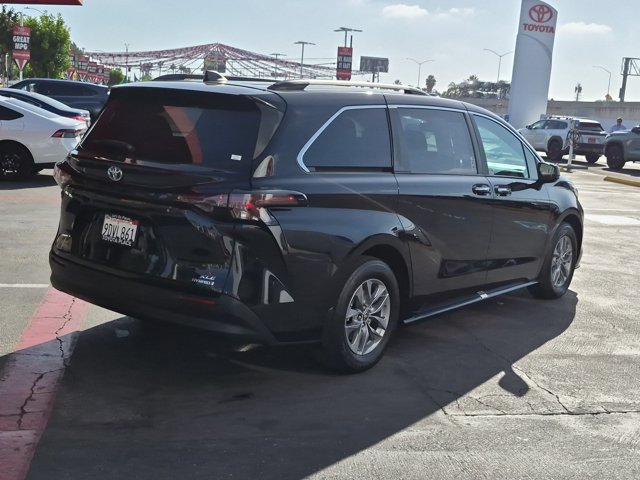 Used 2023 Toyota Sienna XLE FWD image 9