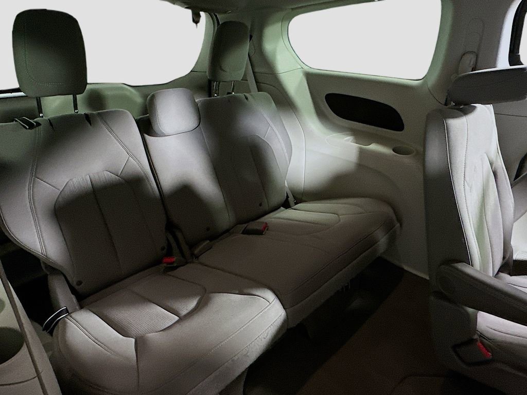 Used 2020 Chrysler Pacifica Touring image 27