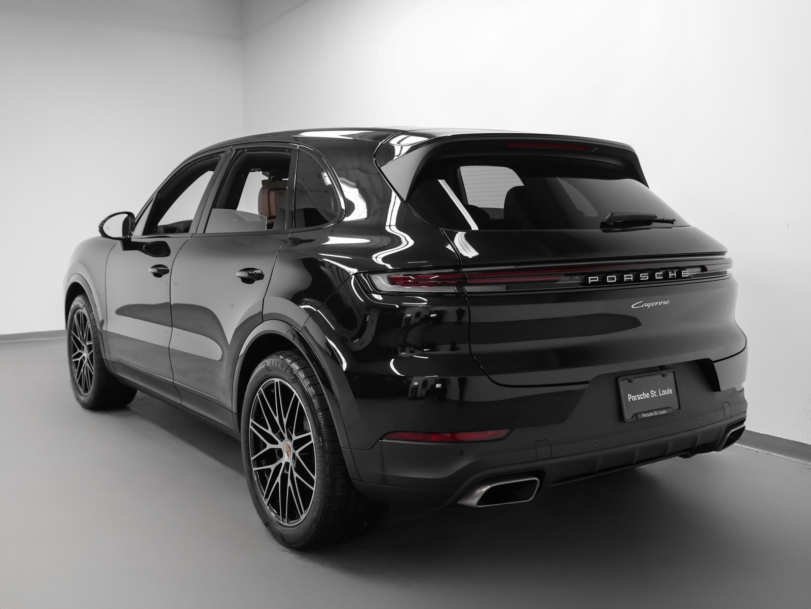 Certified 2025 Porsche Cayenne image 3