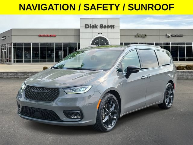 Used 2025 Chrysler Pacifica Limited FWD image 2