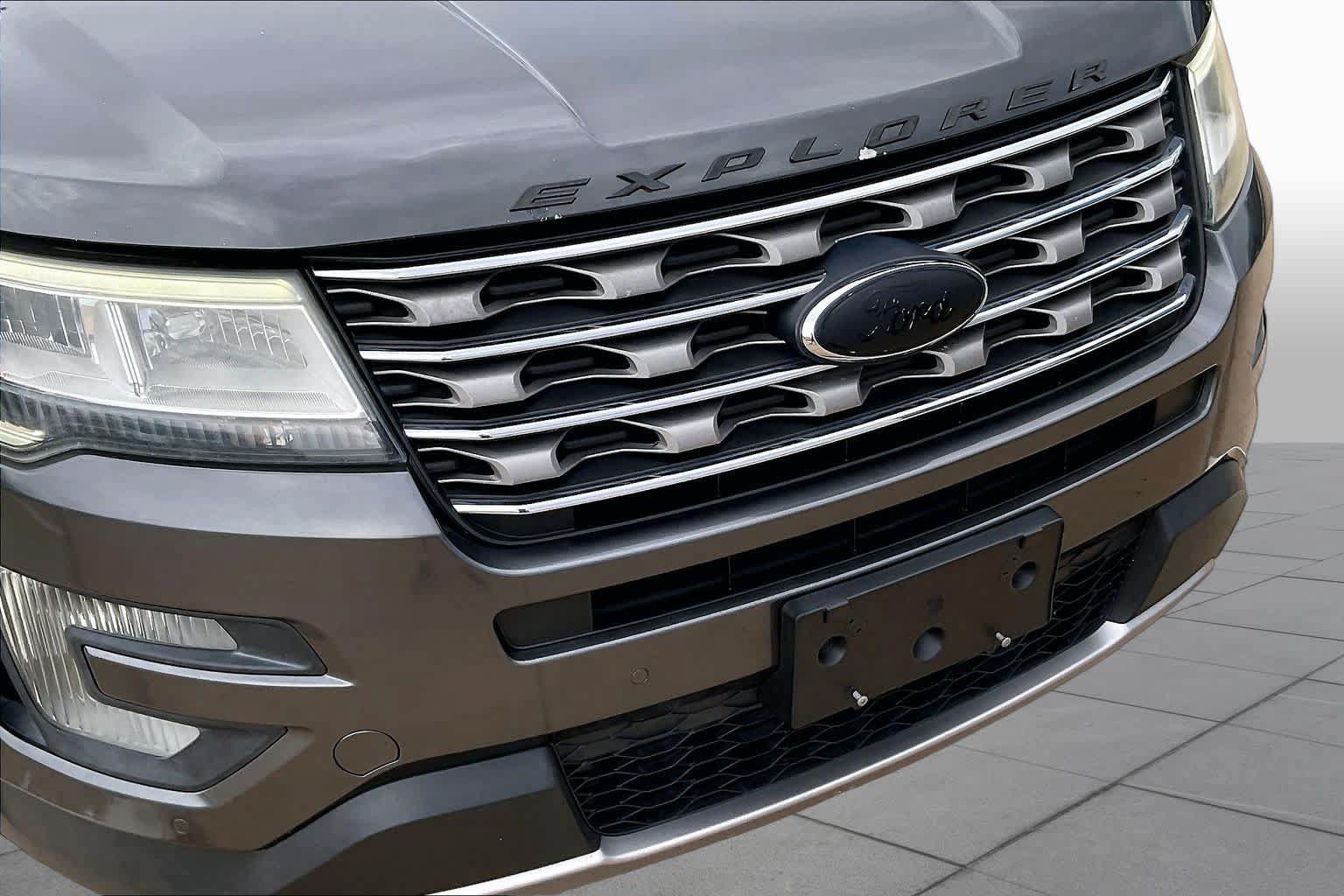 Used 2016 Ford Explorer XLT w/ Equipment Group 202A AWD/4WD image 29