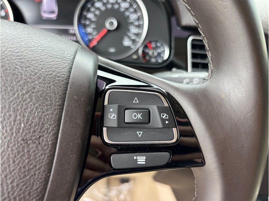 Used 2017 Volkswagen Touareg Sport AWD/4WD image 26