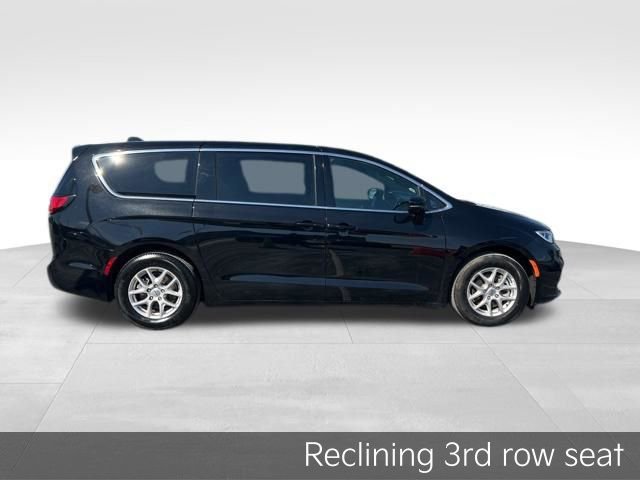 Used 2025 Chrysler Pacifica Select image 8