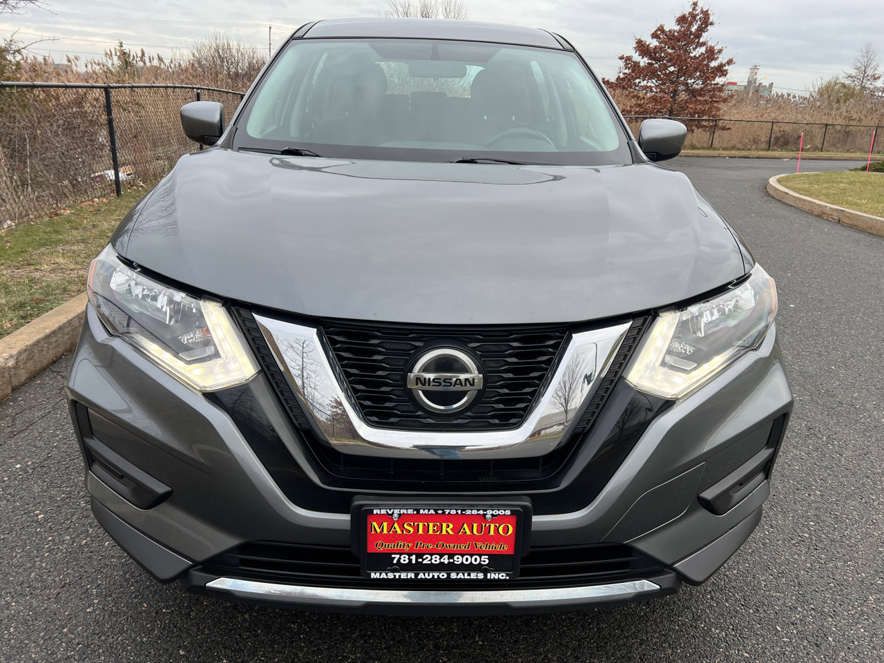 Used 2018 Nissan Rogue S image 2