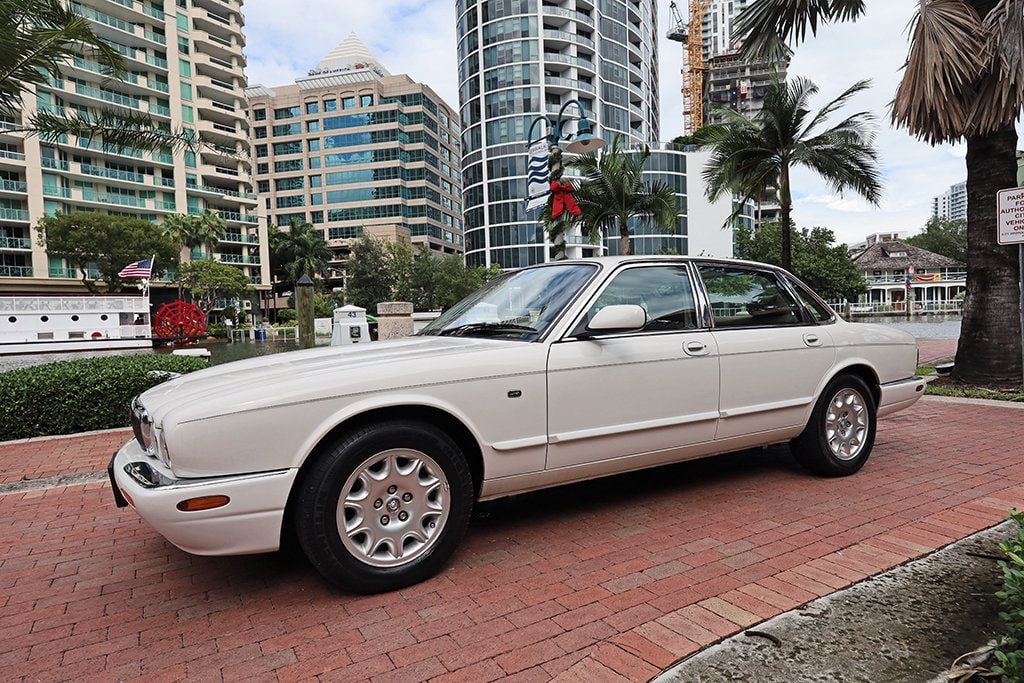 Used 2003 Jaguar XJ8 RWD image 16