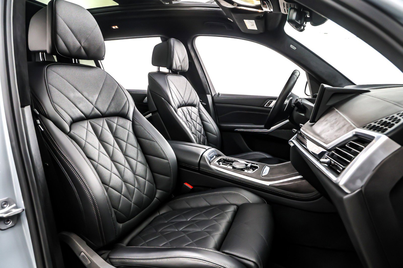 Used 2024 BMW X7 xDrive40i w/ M Sport Package image 8