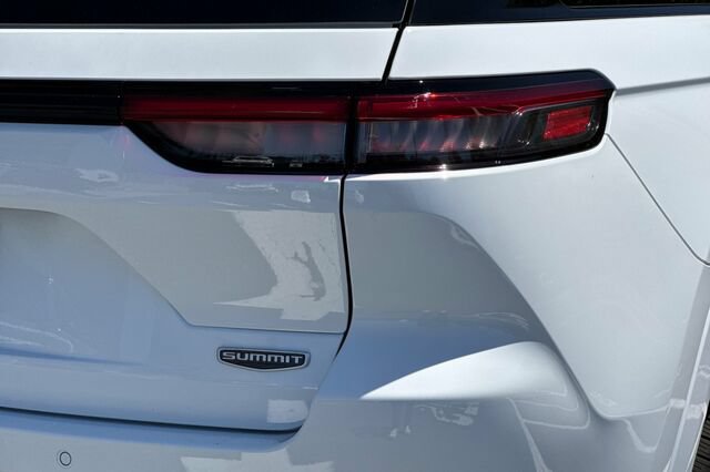 New 2026 Jeep Grand Cherokee Summit w/ Adv Protech Group IV AWD/4WD image 24