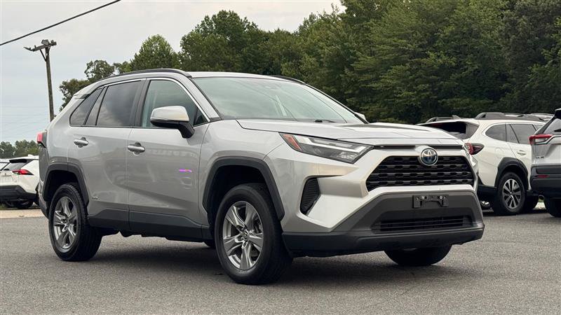 Used 2022 Toyota RAV4 XLE w/ Convenience Package AWD/4WD image 4