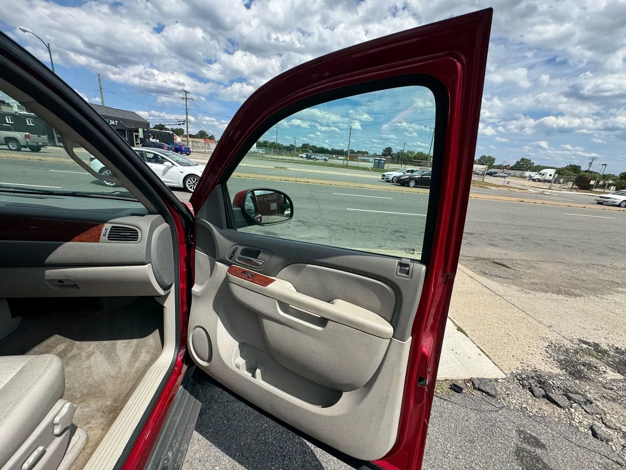Used 2013 Chevrolet Suburban LT image 23