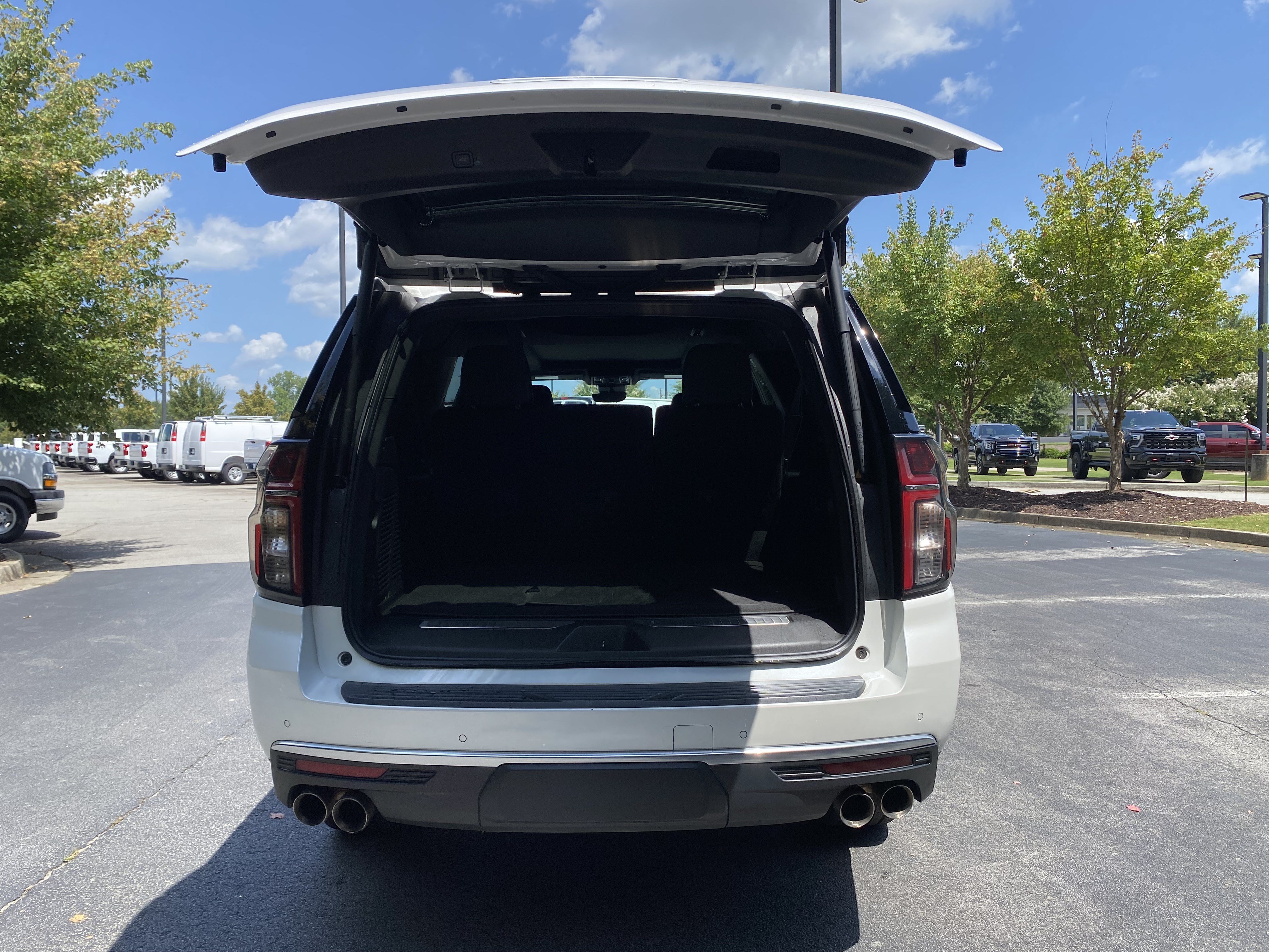 Used 2023 Chevrolet Suburban High Country AWD/4WD image 11