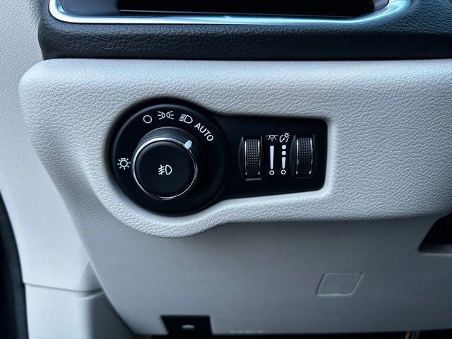 Used 2020 Chrysler Pacifica Limited w/ Tire & Wheel Group image 13