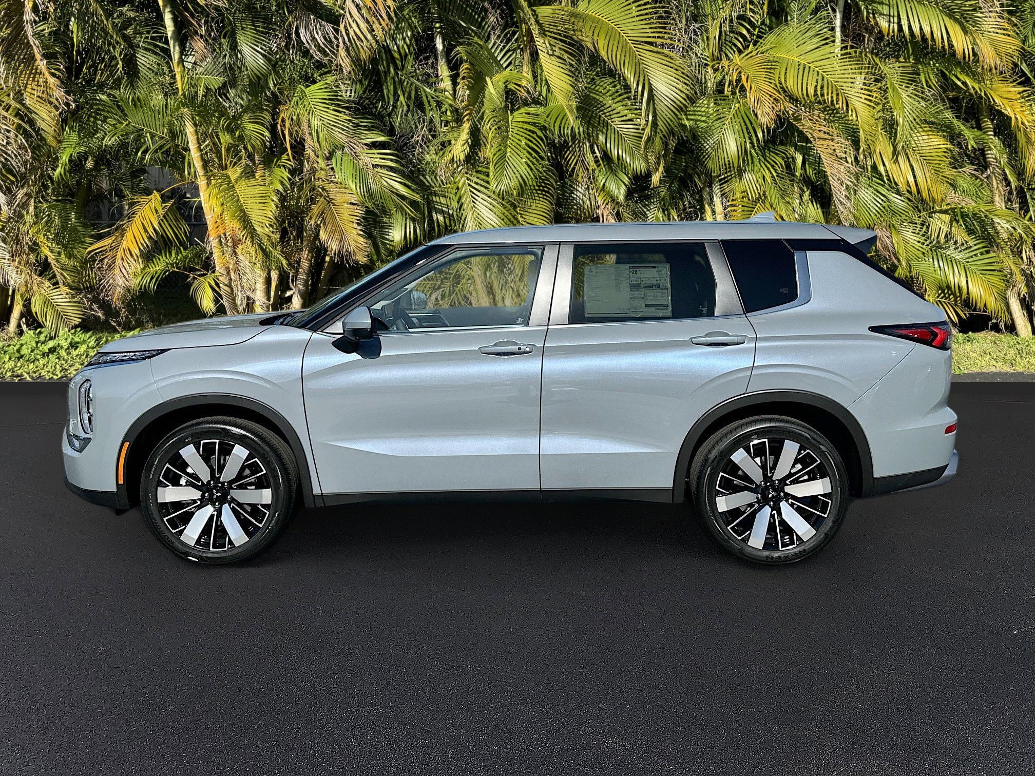 New 2026 Mitsubishi Outlander SE image 2