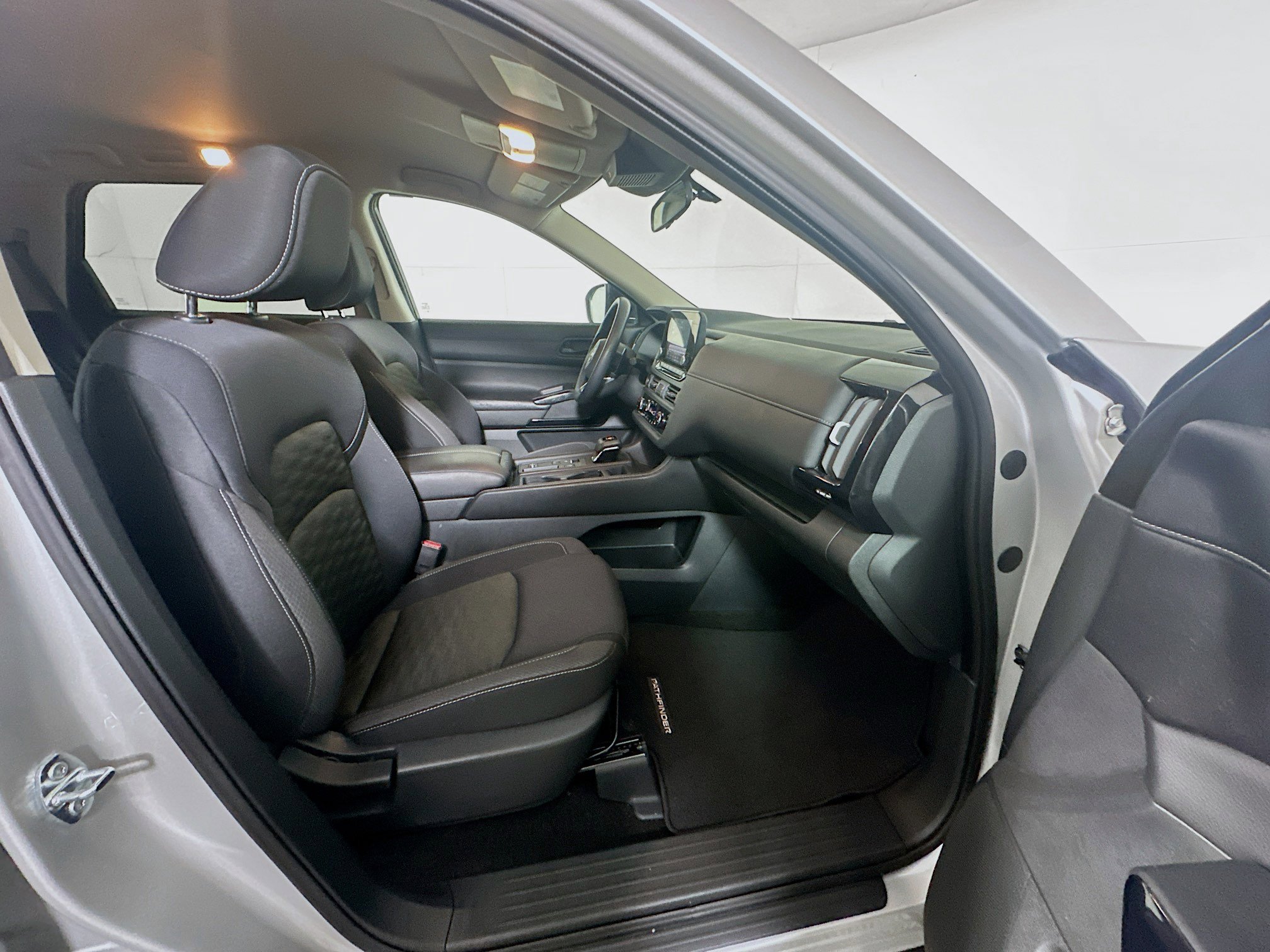 Used 2024 Nissan Pathfinder S image 30