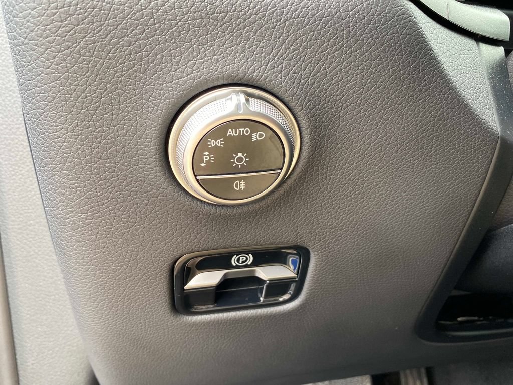 Used 2025 Mercedes-Benz GLC 300 4MATIC image 22