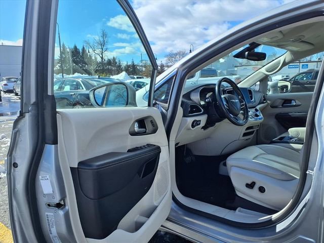 Used 2021 Chrysler Pacifica Touring-L FWD image 12