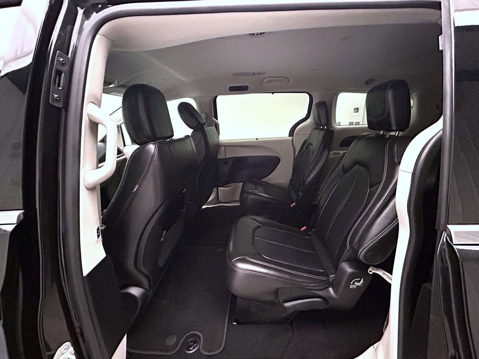 Used 2023 Chrysler Pacifica Touring-L image 19