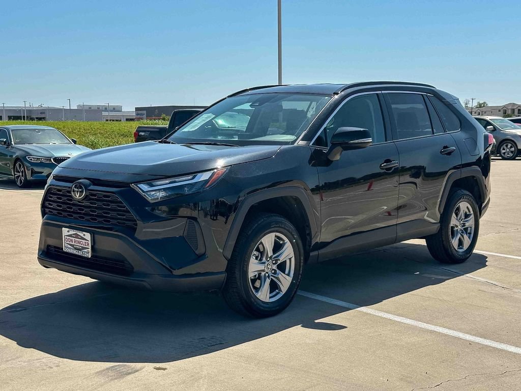 Used 2025 Toyota RAV4 XLE FWD image 7