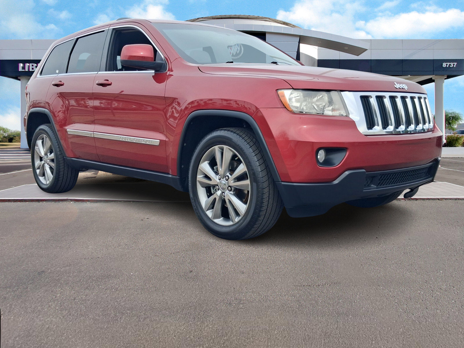Used 2013 Jeep Grand Cherokee Laredo image 2