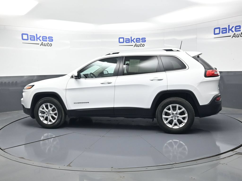 Used 2018 Jeep Cherokee Latitude Plus w/ Cold Weather Group AWD/4WD image 4