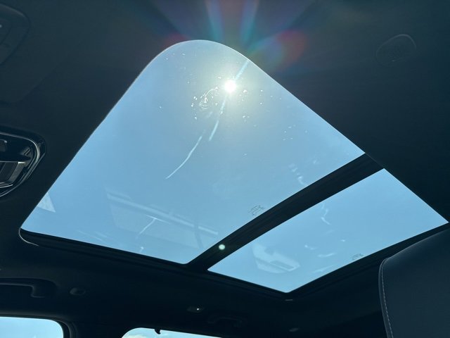 Used 2022 Jeep Grand Cherokee Overland w/ Luxury Tech Group IV image 12