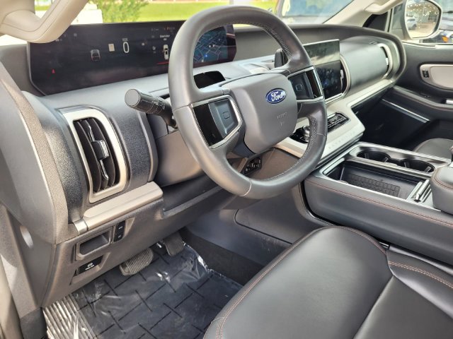 Used 2025 Ford Expedition Active RWD image 17