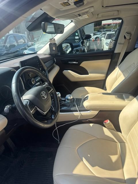 Used 2021 Toyota Highlander XLE AWD/4WD image 11