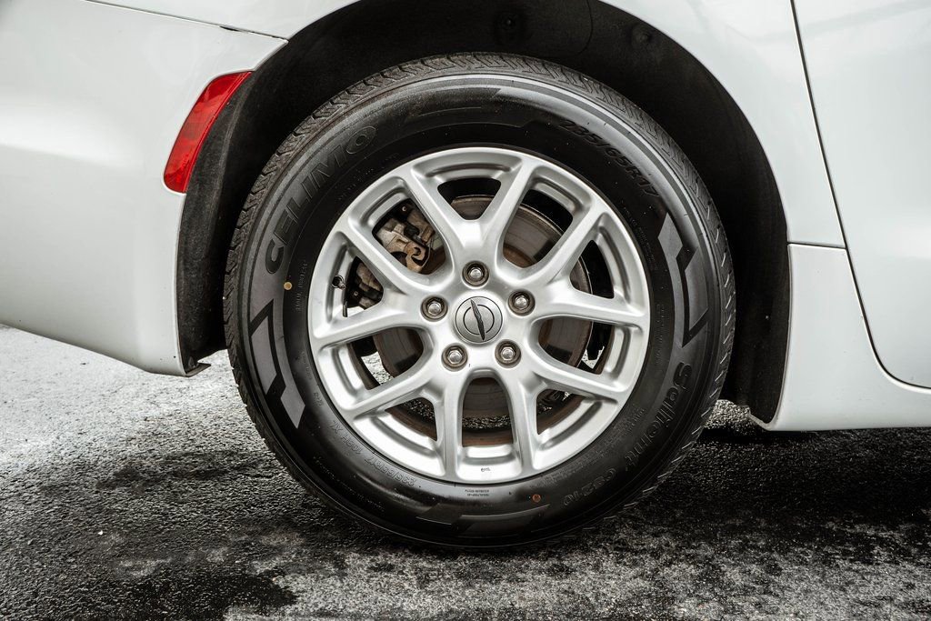 Used 2023 Chrysler Pacifica Touring-L image 39