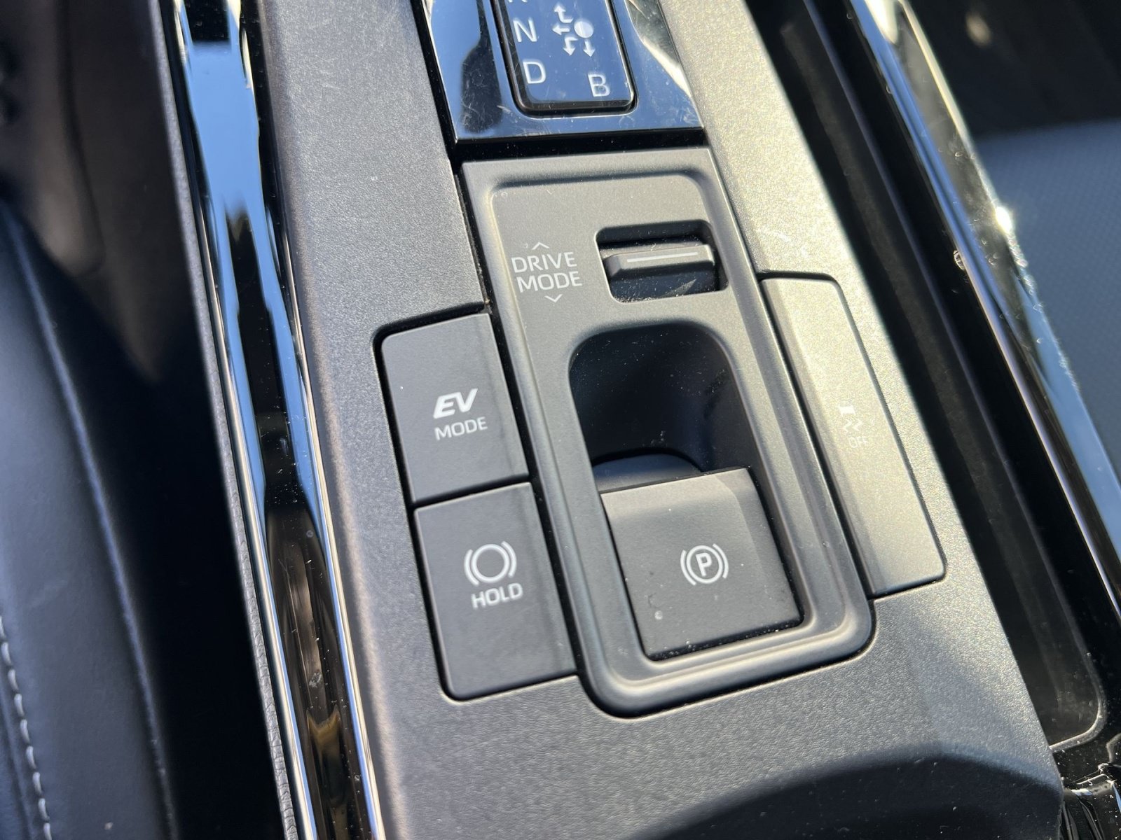 Used 2025 Toyota Prius XLE AWD/4WD image 32