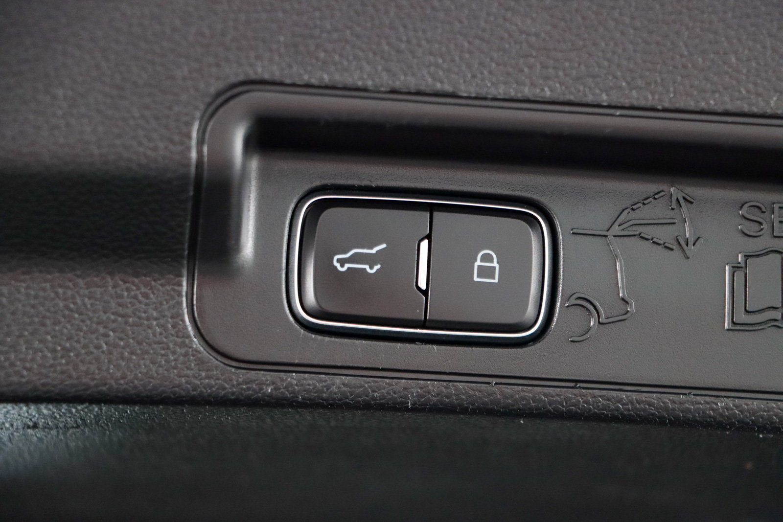 Used 2020 Ford Explorer XLT w/ Equipment Group 202A AWD/4WD image 31