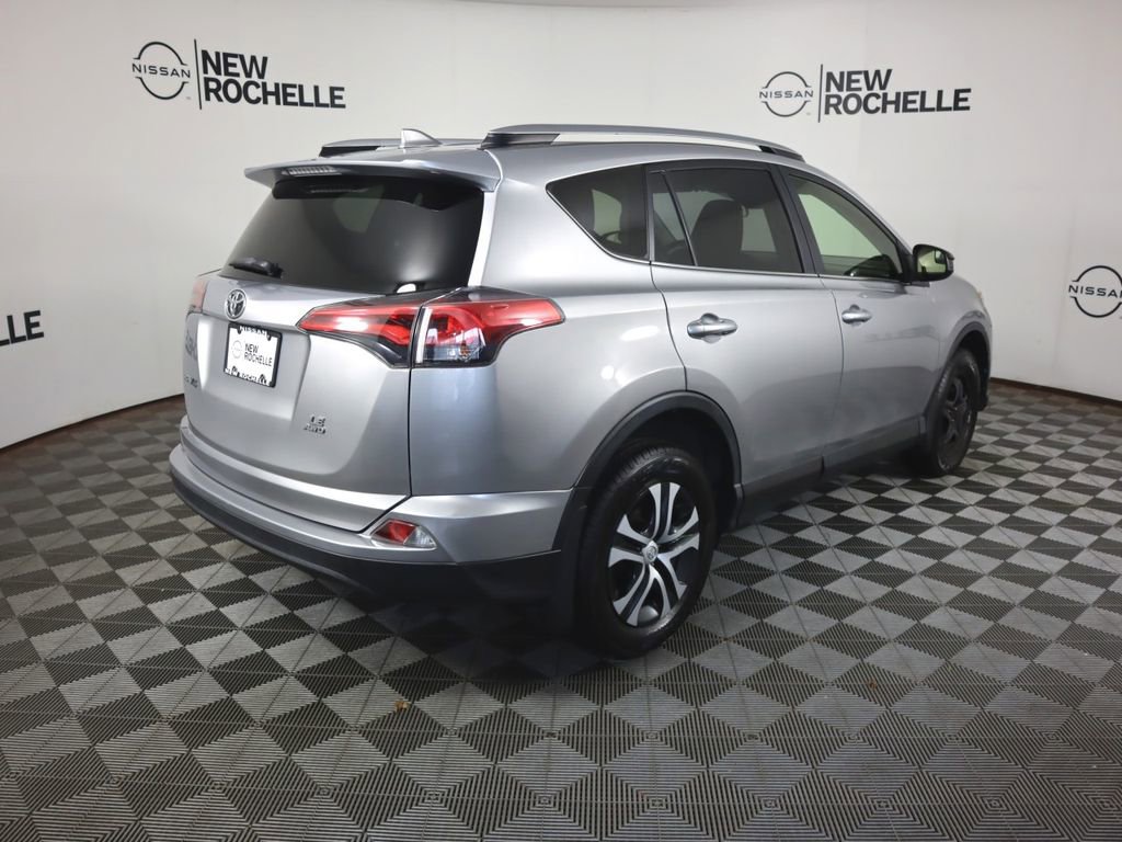 Used 2018 Toyota RAV4 LE AWD/4WD image 5