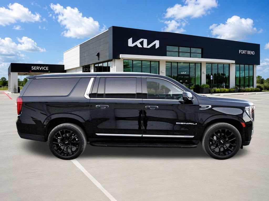 Used 2021 GMC Yukon XL Denali w/ LPO, Illumination Package AWD/4WD image 4
