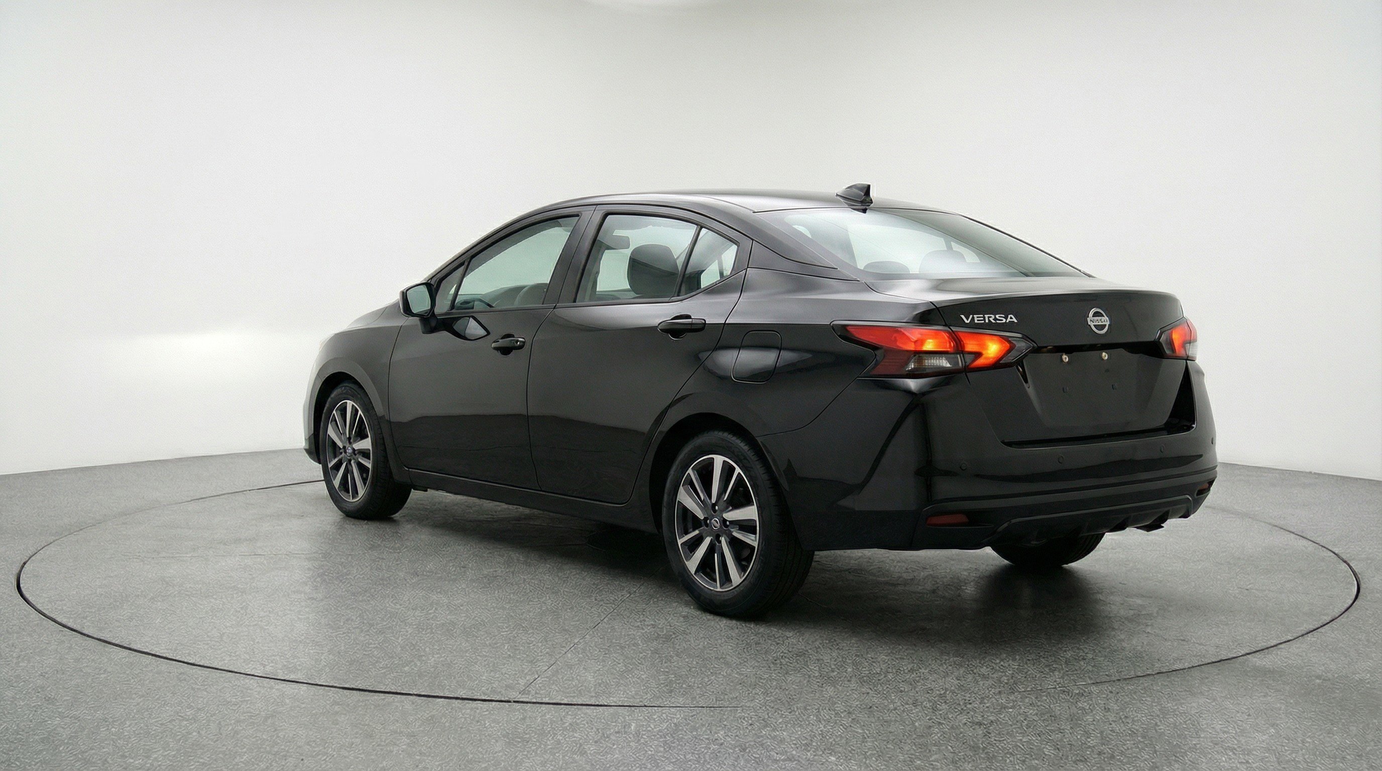 Used 2025 Nissan Versa SV image 6