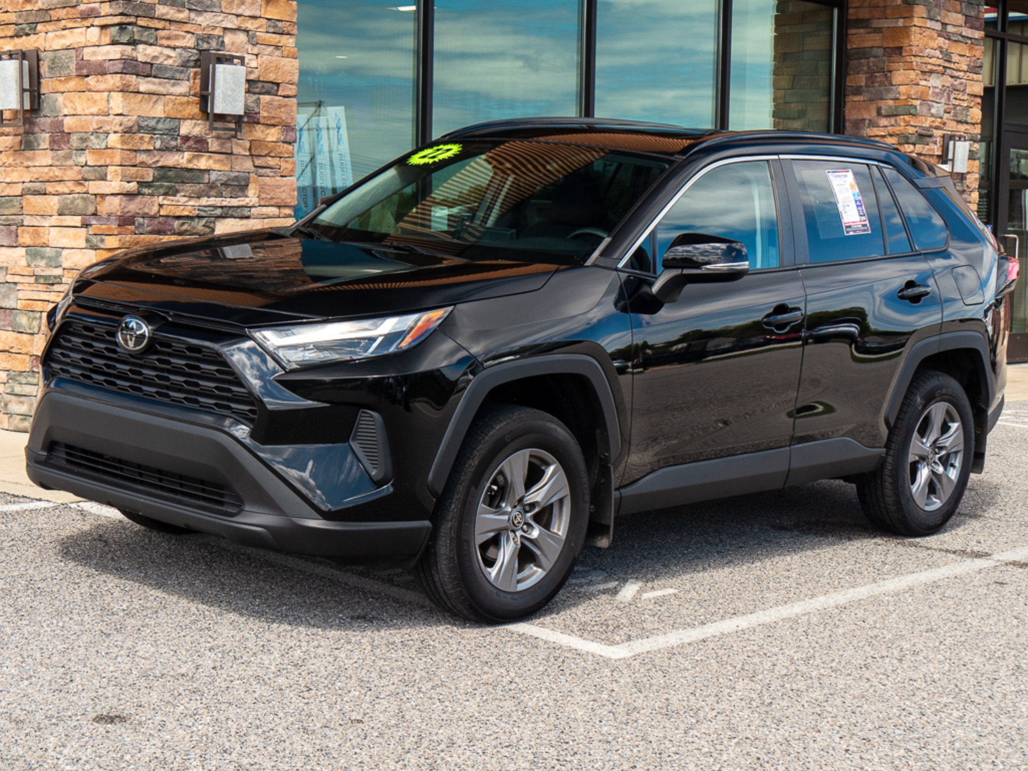Used 2022 Toyota RAV4 XLE w/ Convenience Package AWD/4WD image 7
