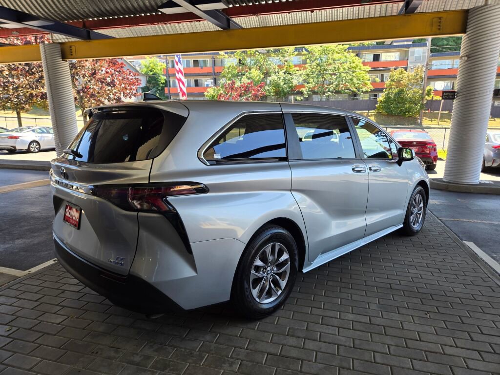 Used 2023 Toyota Sienna LE image 5