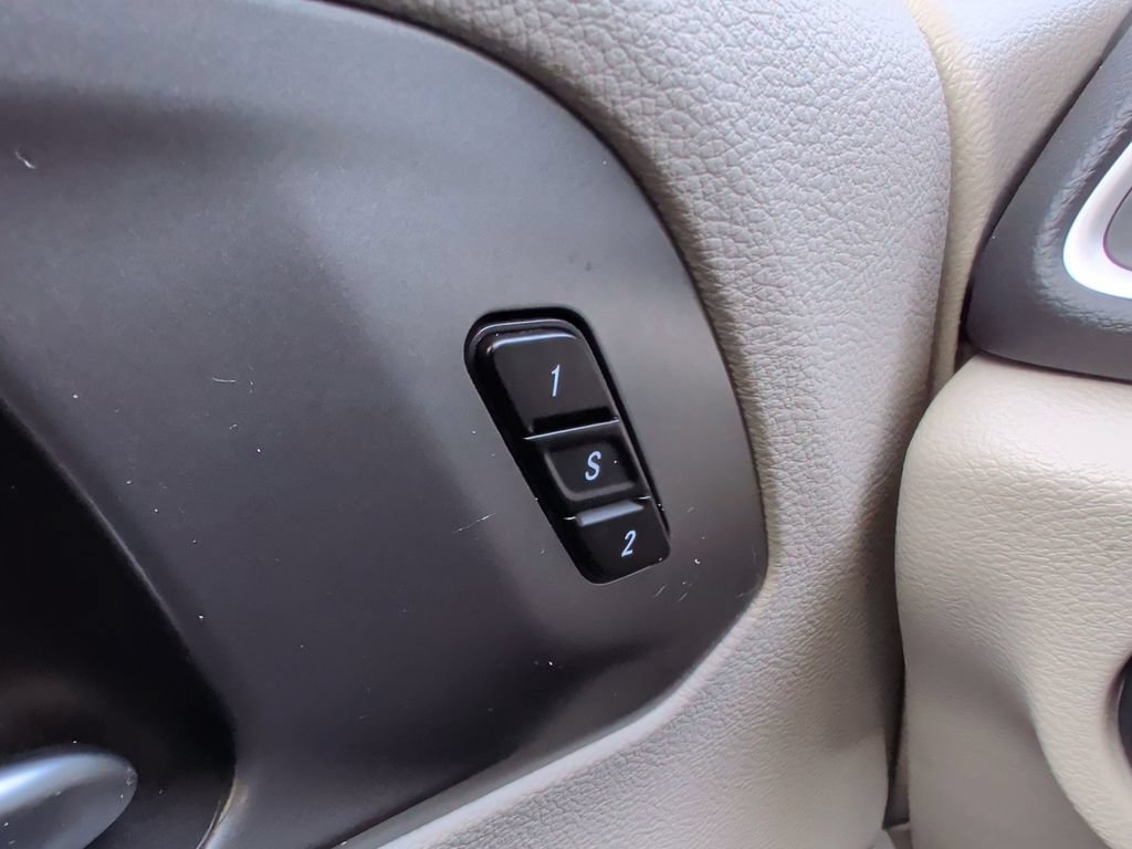 Used 2023 Chrysler Pacifica Touring-L FWD image 28