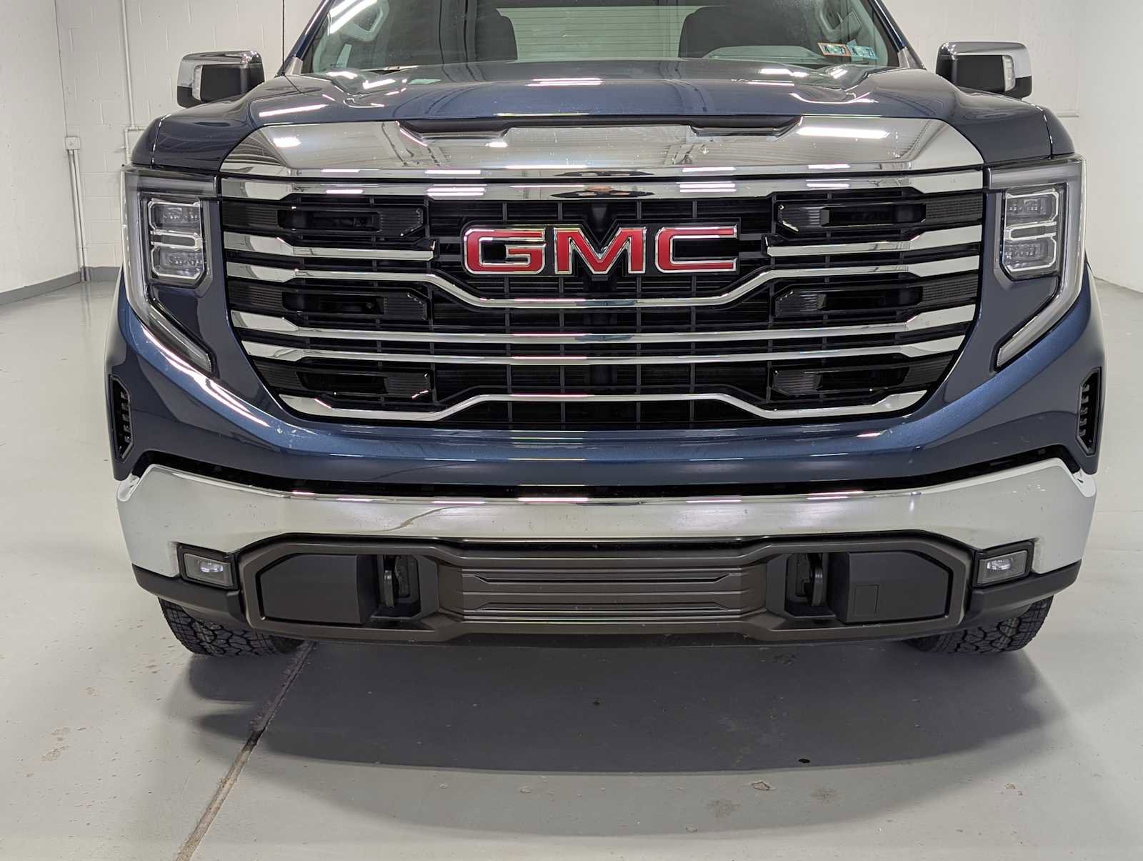Certified 2022 GMC Sierra 1500 SLT AWD/4WD image 2