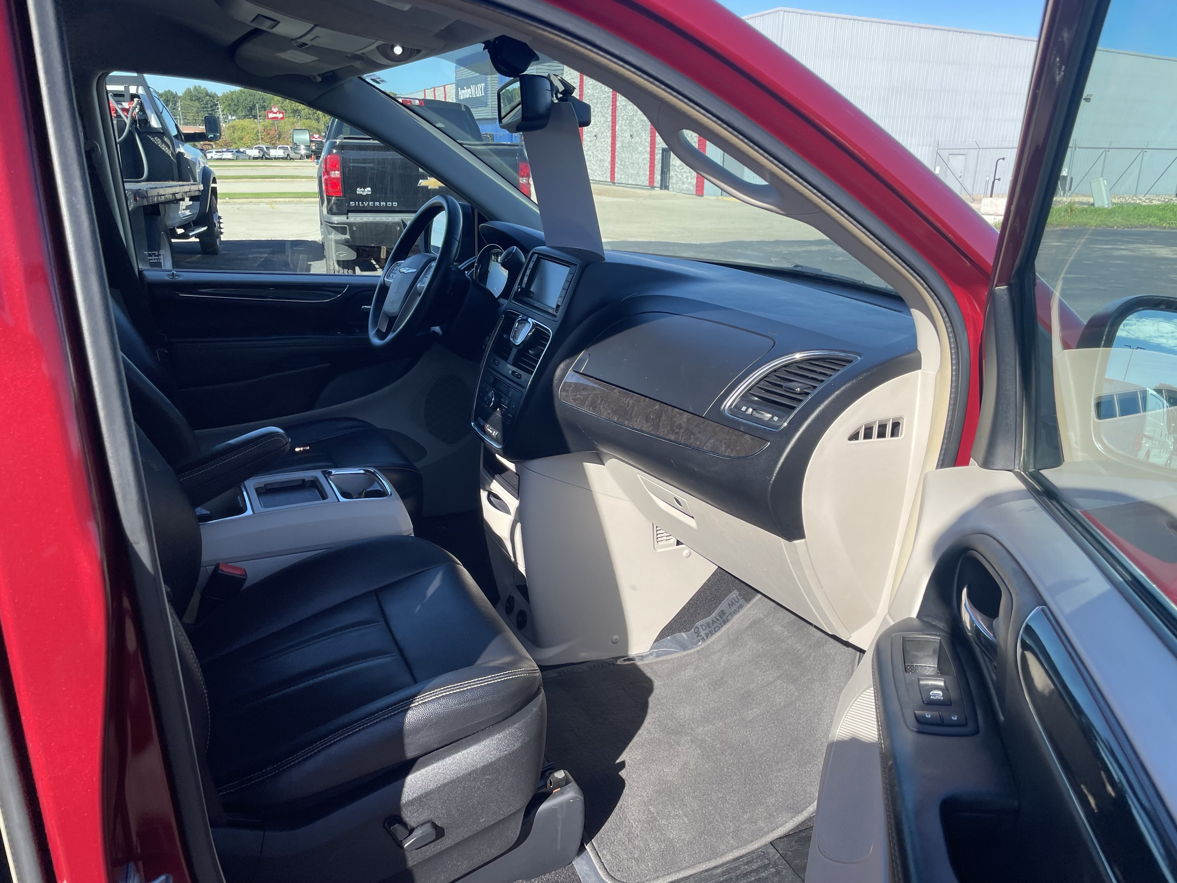 Used 2015 Chrysler Town & Country Touring-L w/ Driver Convenience Group FWD image 29