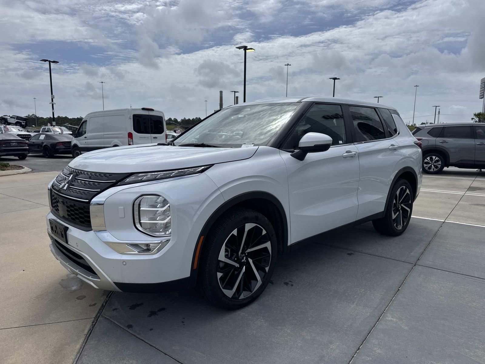 Used 2023 Mitsubishi Outlander SE AWD/4WD image 3