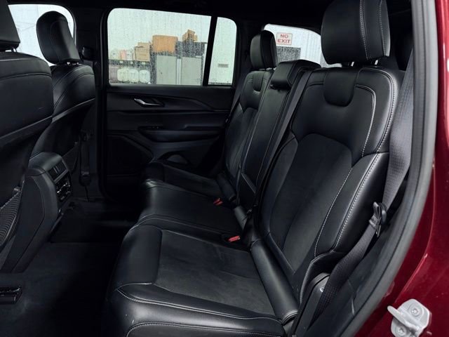 Used 2025 Jeep Grand Cherokee Altitude AWD/4WD image 18