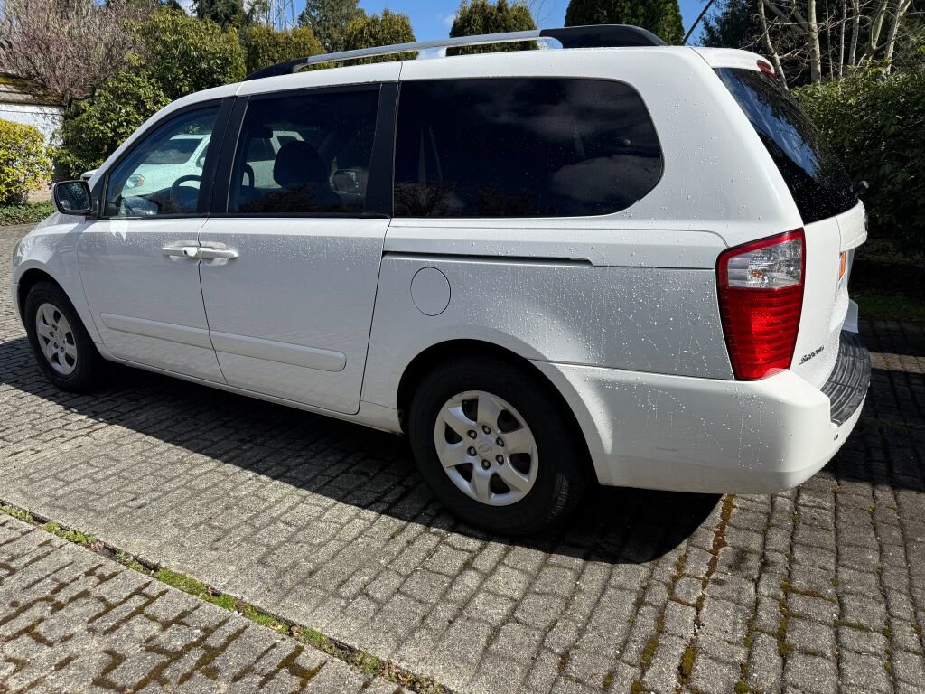 Used 2010 Kia Sedona LX image 5