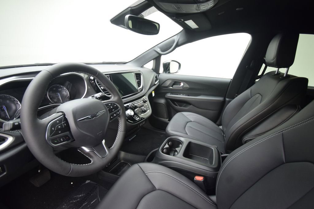 New 2025 Chrysler Pacifica Select image 24
