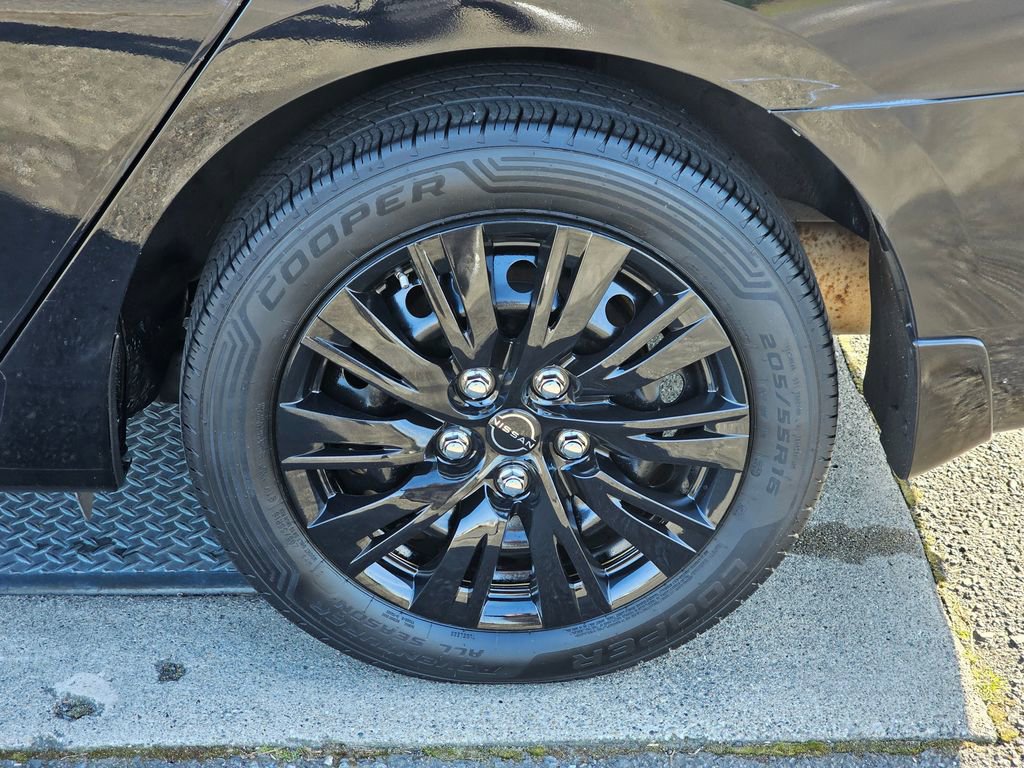 Used 2015 Nissan Sentra SV w/ Navigation Package image 8