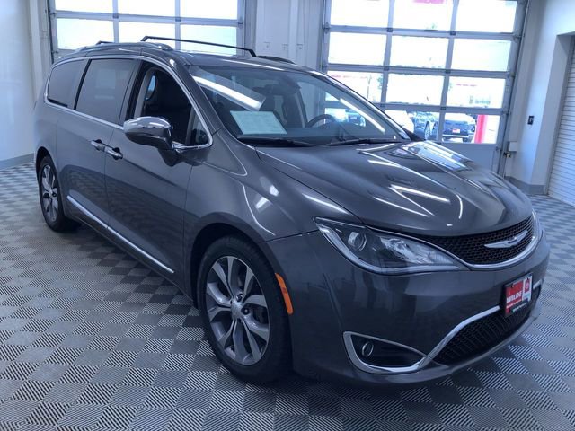 Used 2018 Chrysler Pacifica Limited w/ Tire & Wheel Group FWD image 38