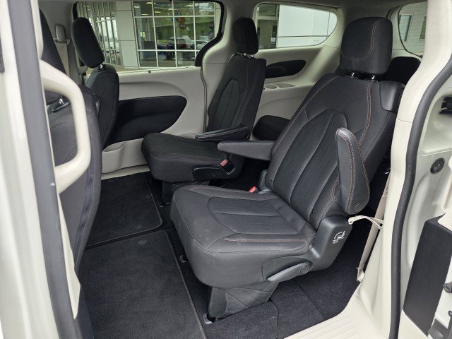 Used 2020 Chrysler Pacifica Touring w/ Advanced Safetytec Group FWD image 27