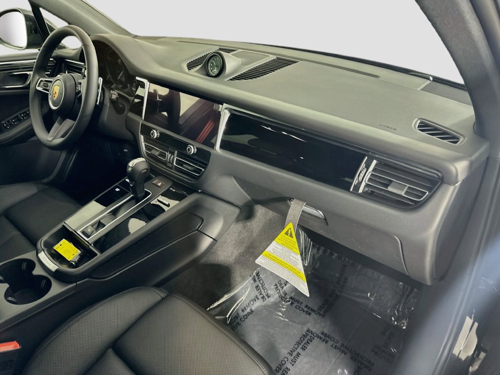 Certified 2026 Porsche Macan AWD/4WD image 30