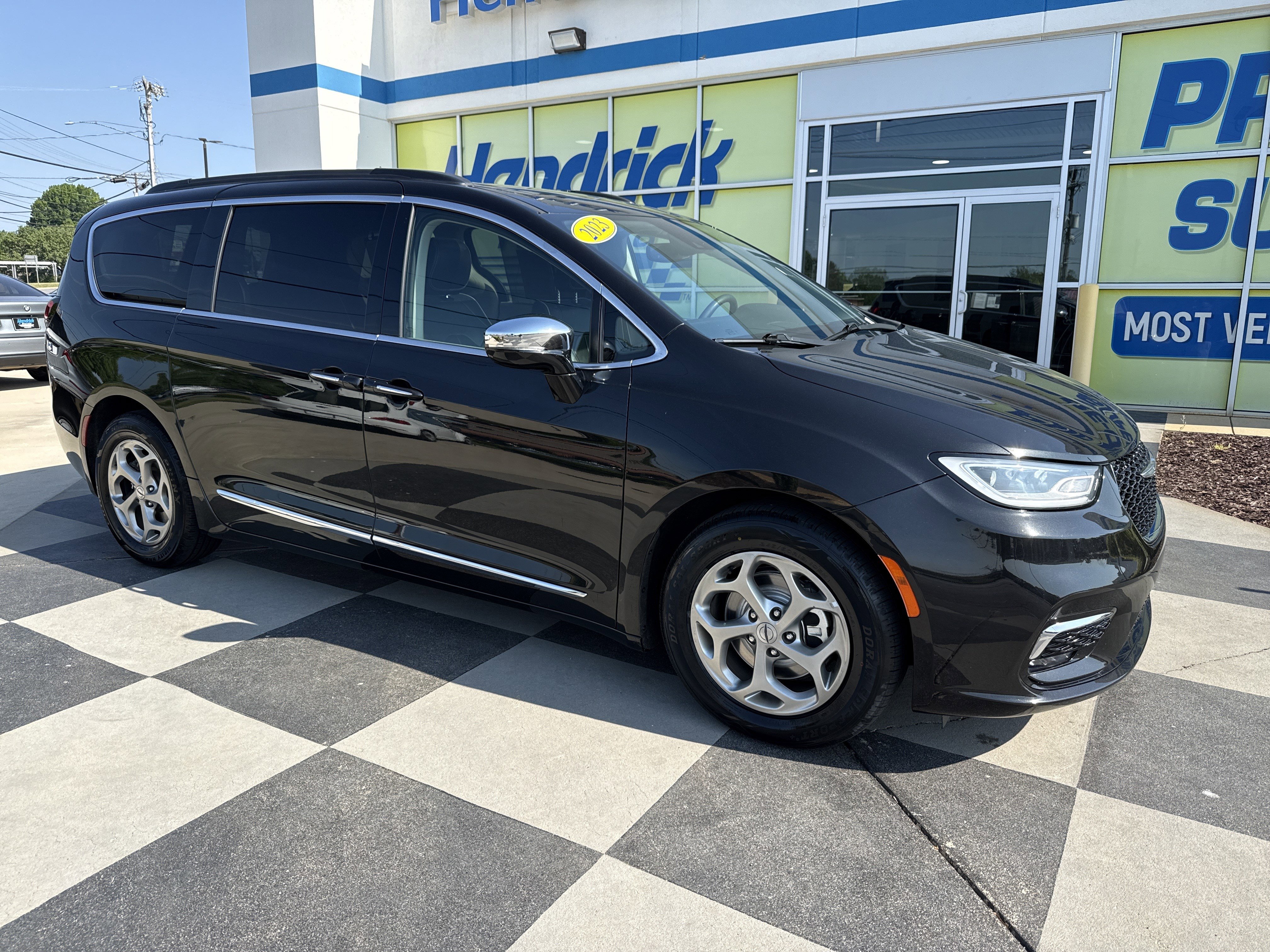 Used 2023 Chrysler Pacifica Limited FWD image 1