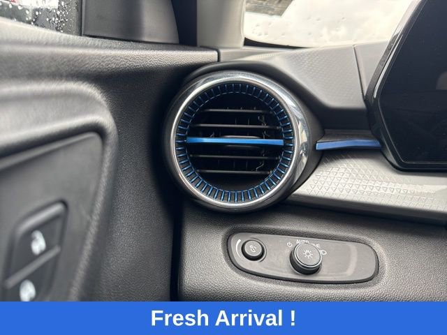 Used 2025 Chevrolet Trax LT w/ LT Convenience Package FWD image 9