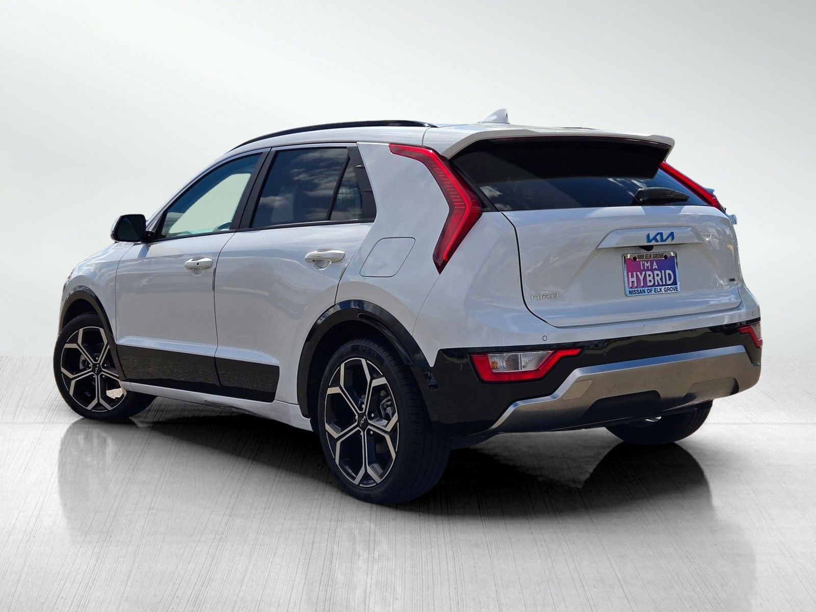 Used 2023 Kia Niro EX Touring FWD image 9
